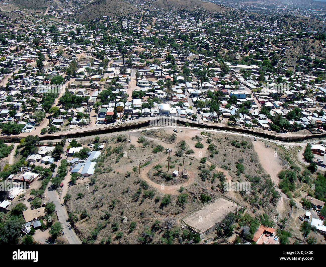 Vue aérienne de la clôture séparant la frontière de Nogales, Arizona de Nogales, Mexique le 1 juin 2010 à Nogales, AZ. Banque D'Images
