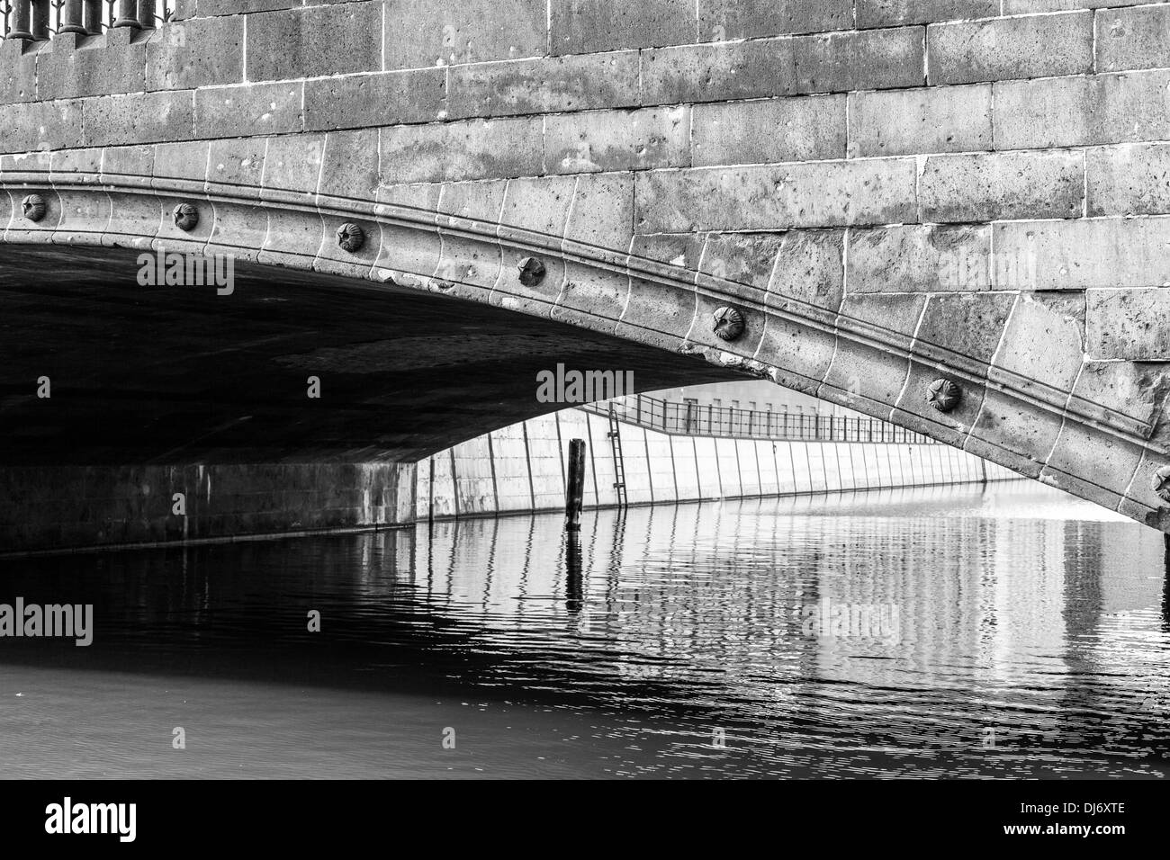 Détail d'un vieux pont de pierre de Berlin en noir et blanc, Banque D'Images