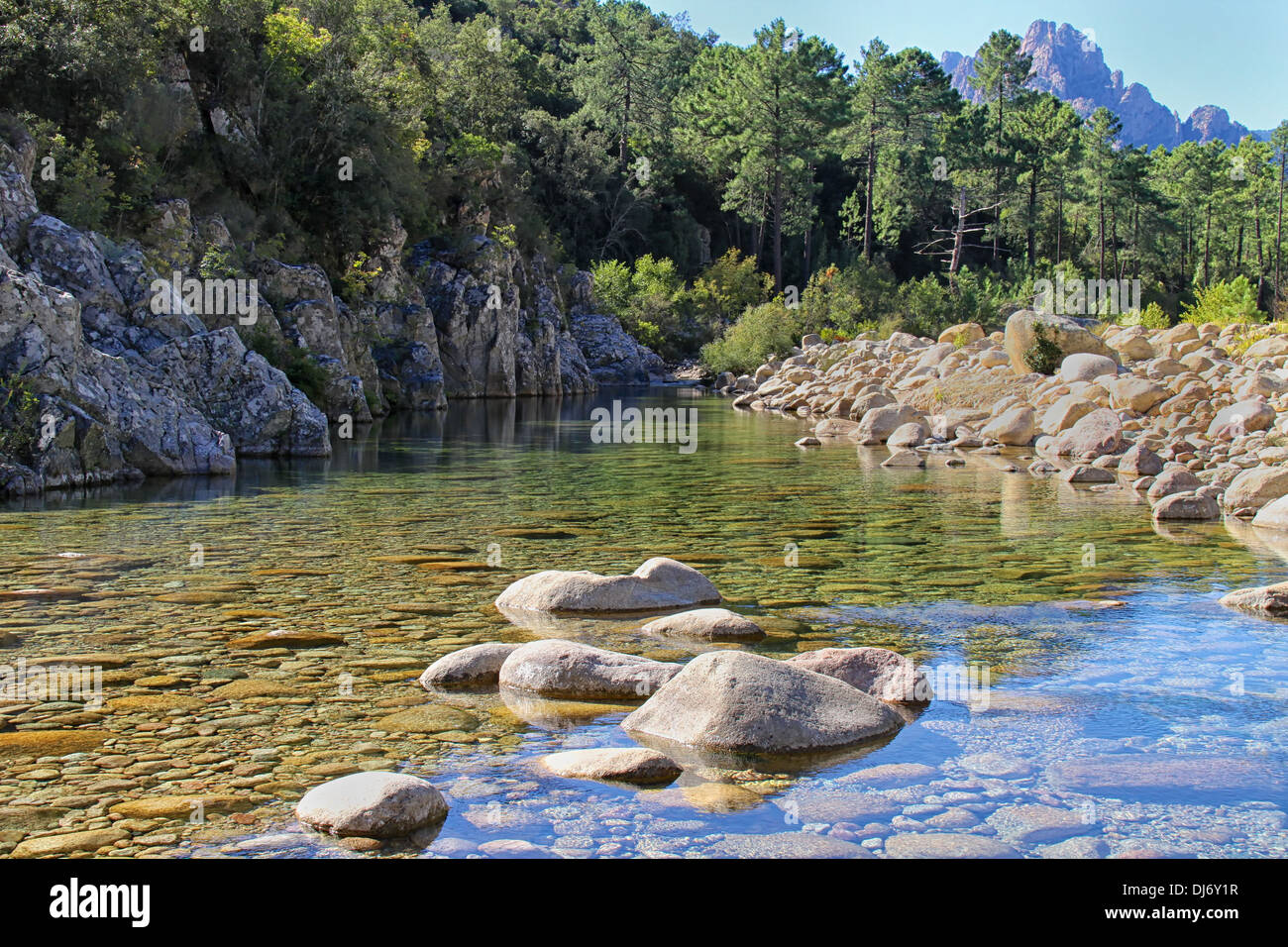 Les eaux cristallines de la rivière Solenzara sur la route au Col de Bavella en Corse Banque D'Images
