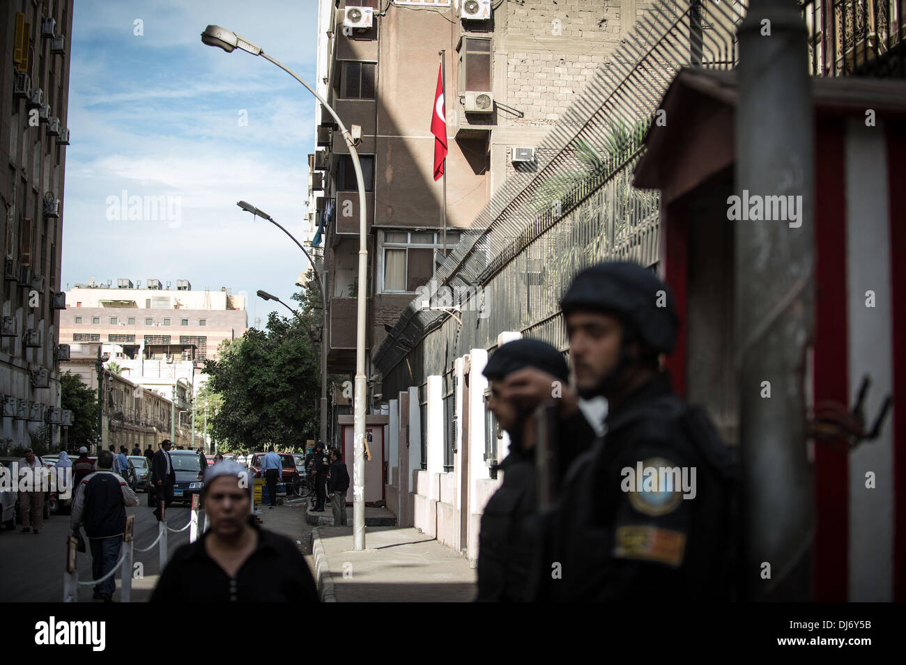 (131123) -- LE CAIRE, le 23 novembre 2013 (Xinhua) -- Des soldats montent la garde à l'extérieur de l'ambassade de Turquie au Caire, Égypte, 23 novembre 2013. L'Égypte a décidé de rappeler son ambassadeur à Ankara et à expulser l'ambassadeur turc ici, l'état- Exécutez Ahram online cité porte-parole du Ministère des affaires étrangères de l'Égypte comme disant le samedi.(Xinhua/Chaoyue Pan) Banque D'Images