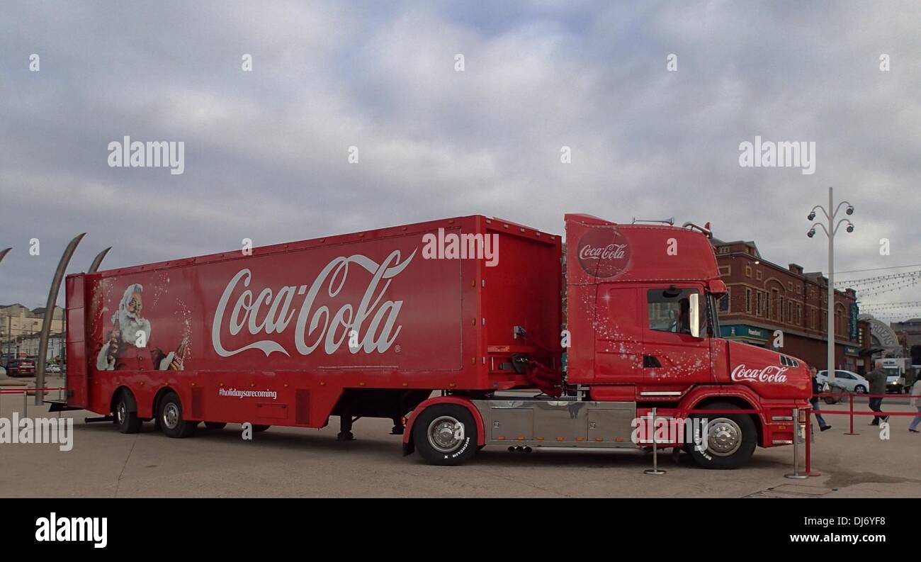 BLACKPOOL, Royaume-Uni. 23 novembre 2013. Le coca-cola camion Noël arrive à Blackpool sur sa première étape de sa tournée à travers le Royaume-Uni. Banque D'Images