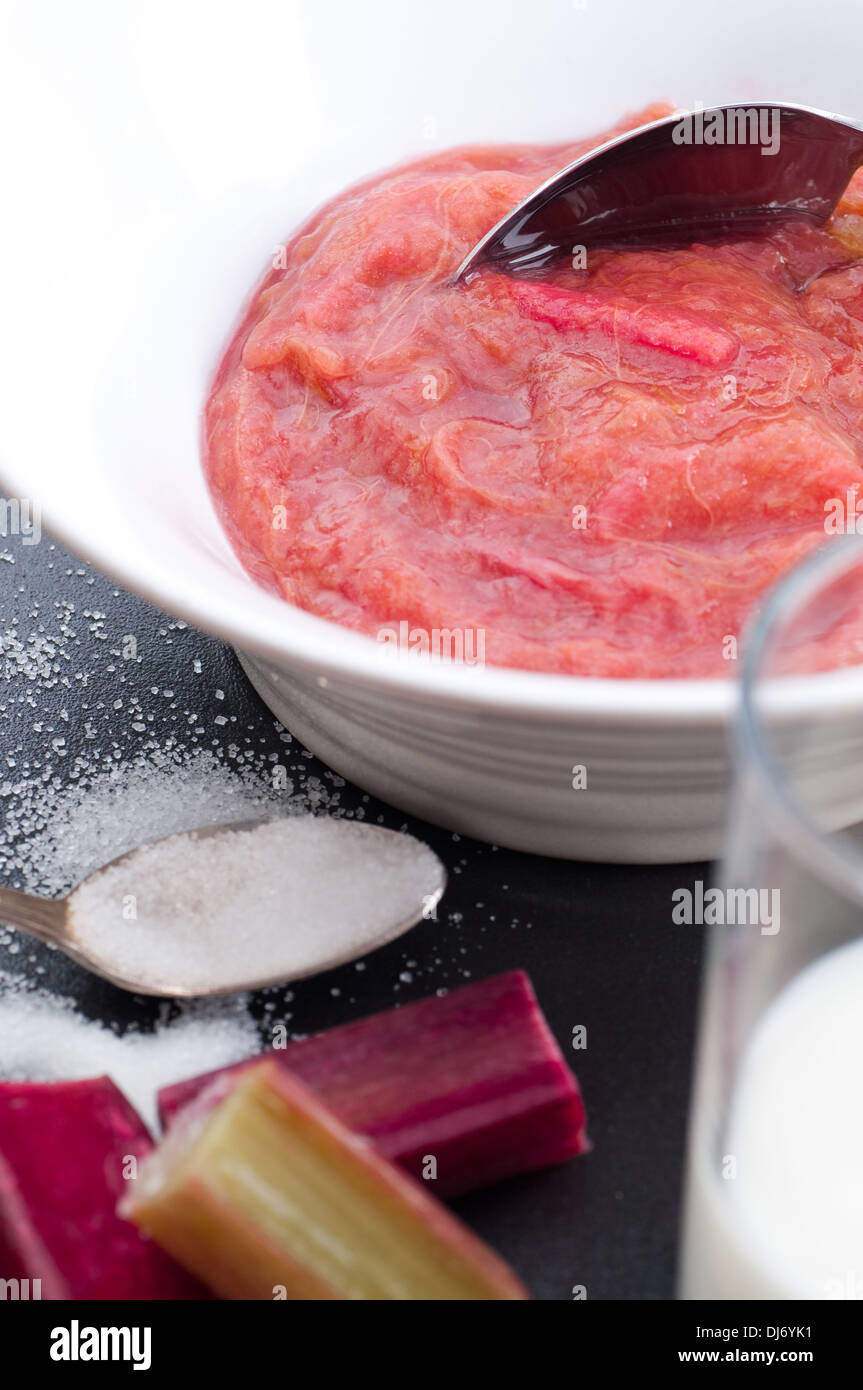 Un bol de compote de rhubarbe. Banque D'Images