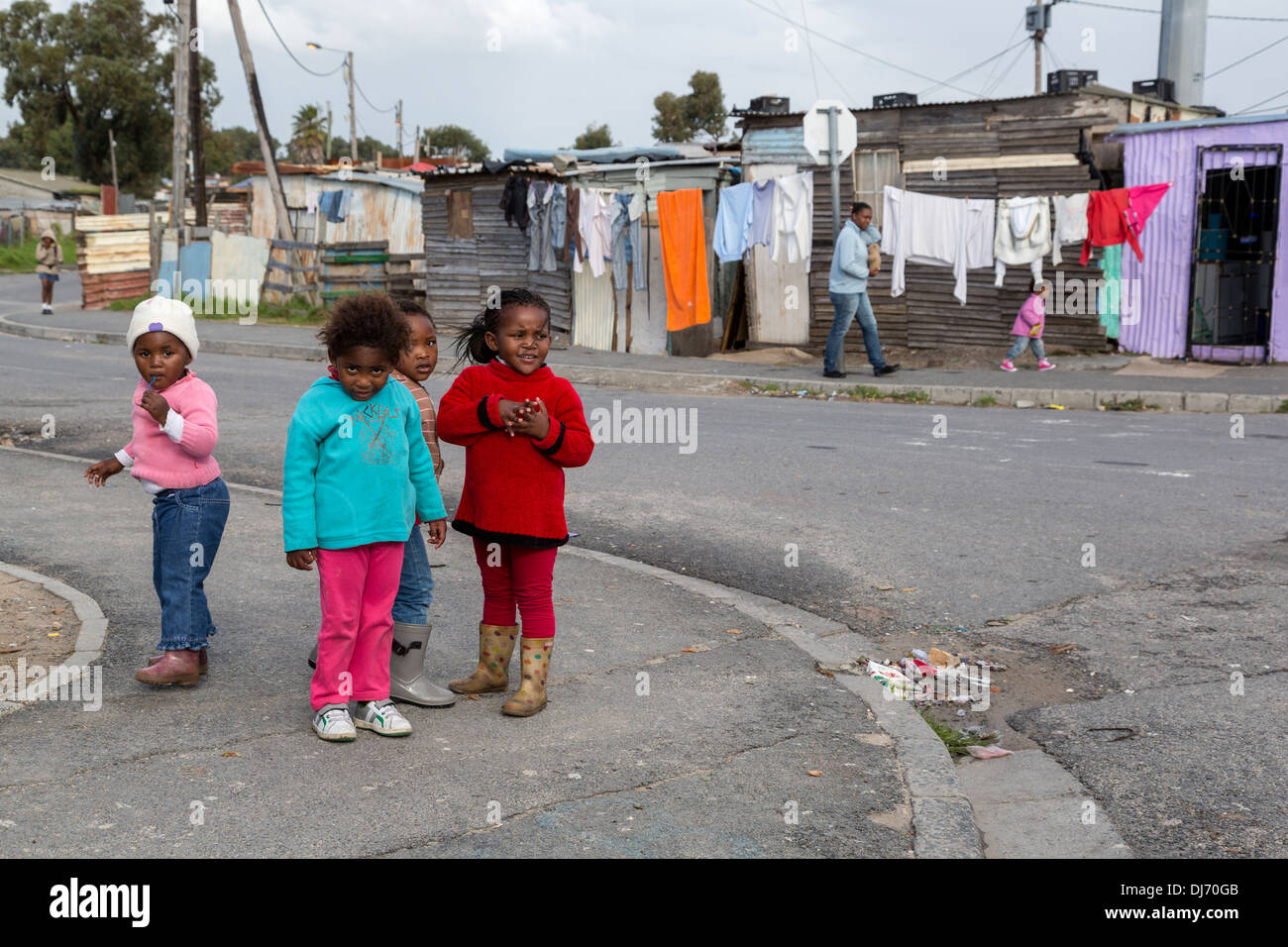 L'Afrique du Sud, Cape Town, Guguletu Township. Quatre petites filles. Banque D'Images