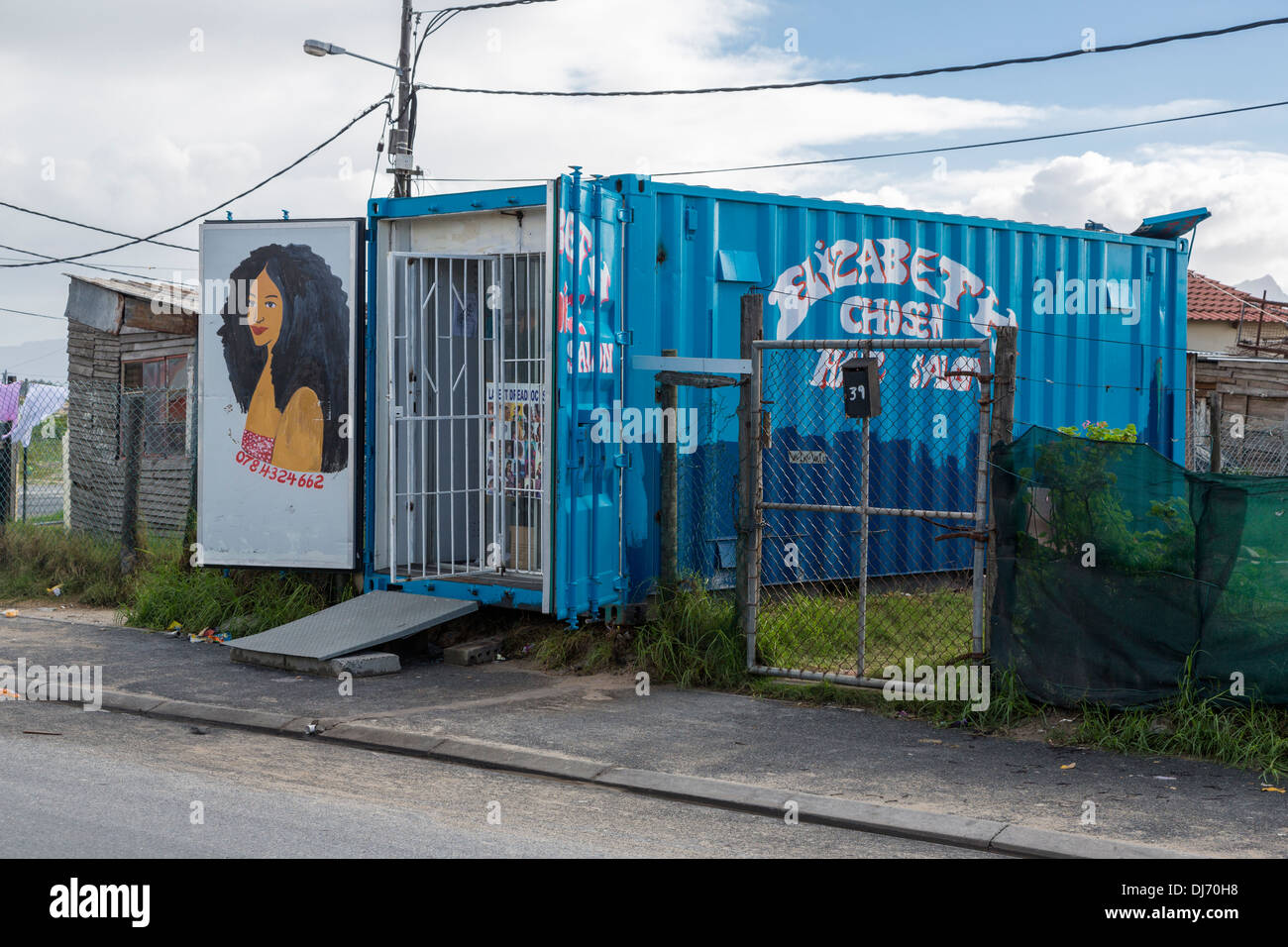 L'Afrique du Sud, Cape Town, Guguletu Township. Salon de Coiffure dans un conteneur d'expédition. Banque D'Images