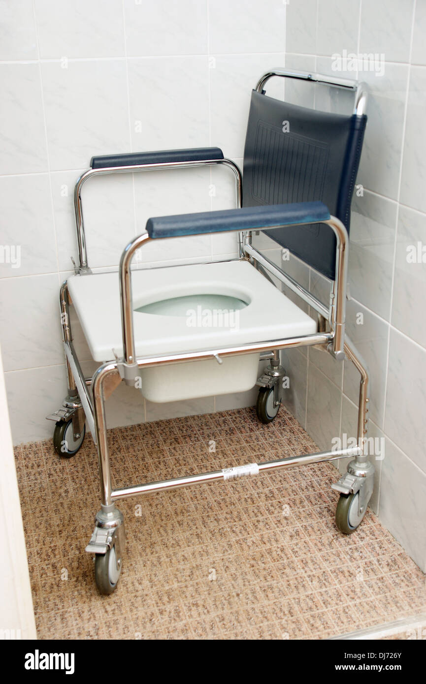 Une commode pour une personne handicapée avec roues utilisé pour aller aux toilettes et dans la douche Banque D'Images Une commode pour une personne handicapée avec roues utilisé pour aller aux toilettes et dans la douche Banque D'Images