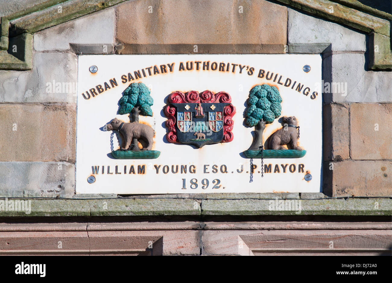 Plaque avec armoiries sur vieux Carnforth borough council offices, Northumberland, England, UK Banque D'Images