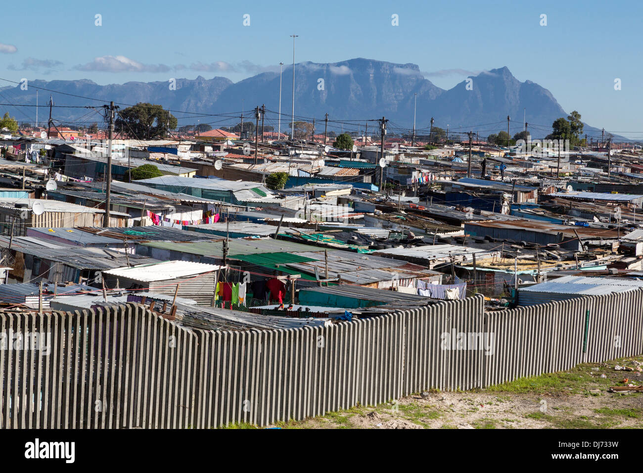 L'Afrique du Sud, Cape Town, township de Khayelitsha. La montagne de la table en arrière-plan. Banque D'Images