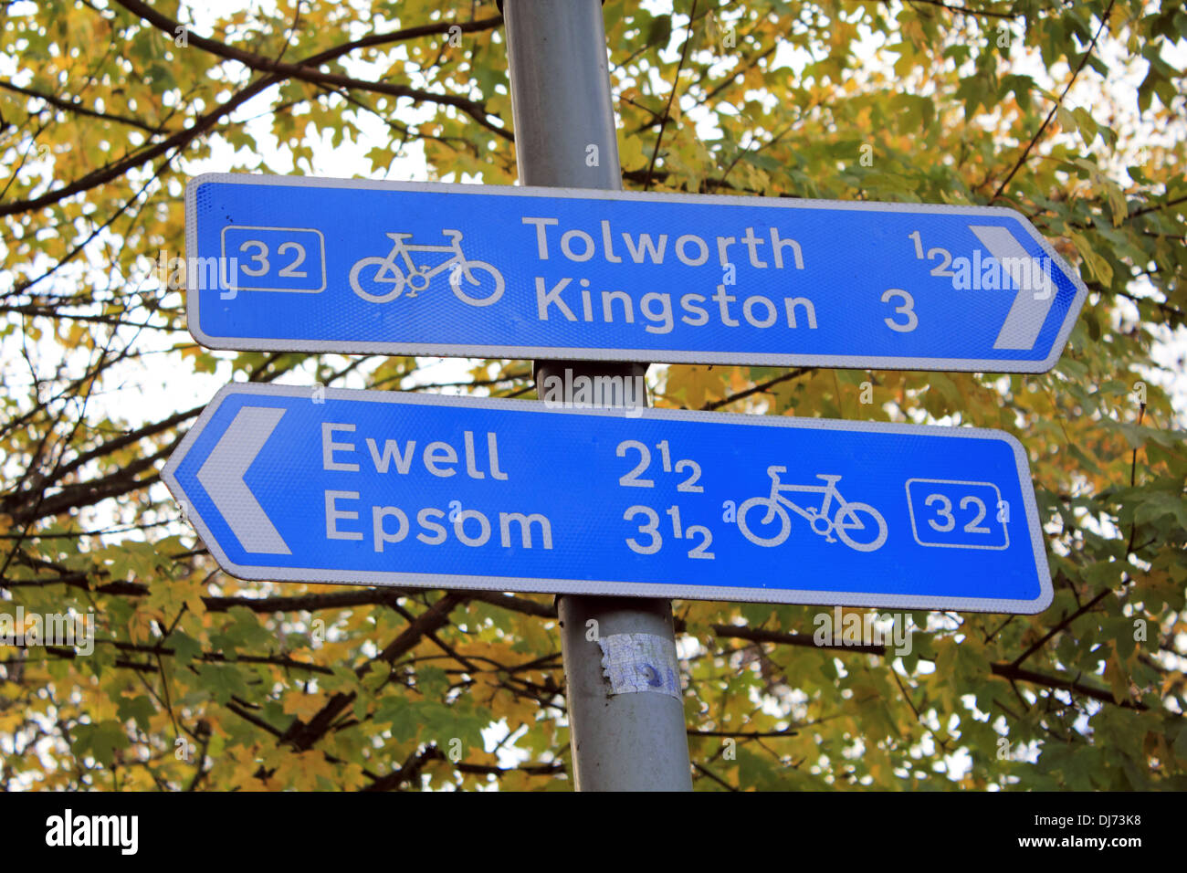 Randonnée à vélo bleu signer 32 à Tolworth et Kingston ou d'Epsom et Ewell. Surrey England UK. Banque D'Images