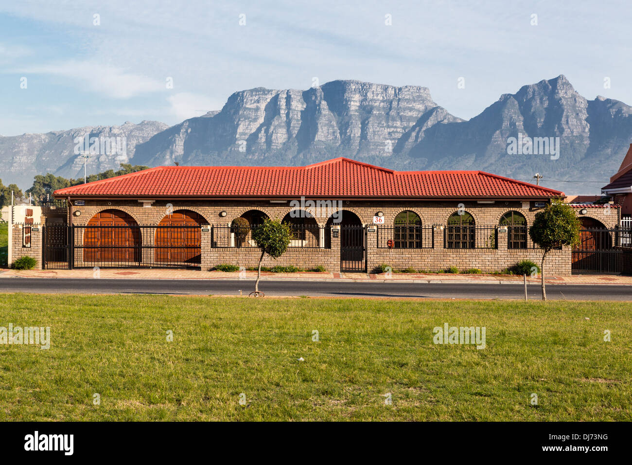 L'Afrique du Sud, Cape Town, banlieue d'Athlone. Maison privée, Table Mountain en arrière-plan. Banque D'Images