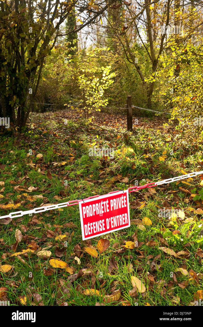 Propriété privée française / Défense d'Entrer - propriété privée / Pas  d'entrée signe sur chaine plastique barrière en bois Photo Stock - Alamy