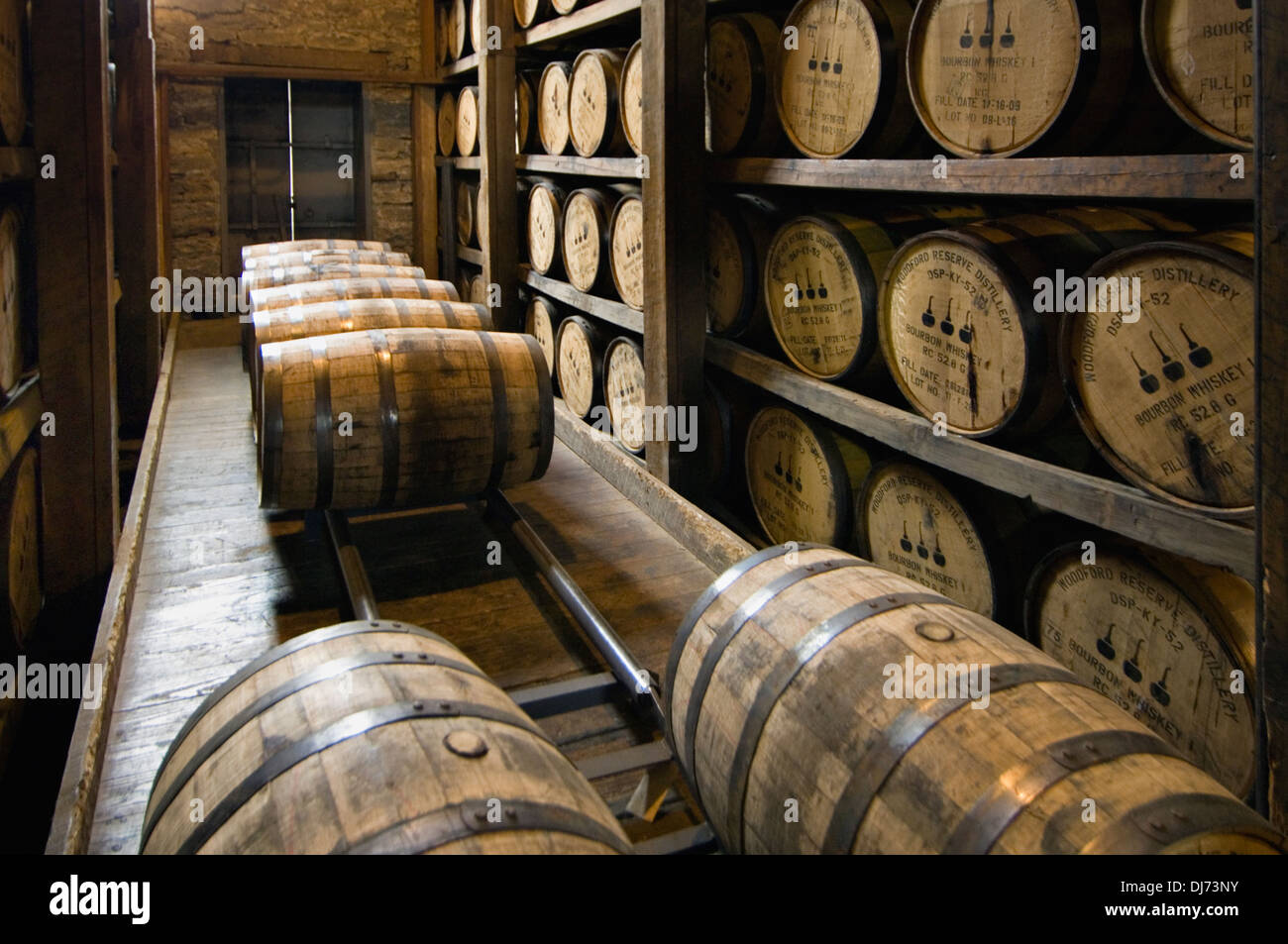 Barils de Bourbon le vieillissement dans une chambre à Rick Woodford Reserve Distillery en Woodford County (Kentucky) Banque D'Images