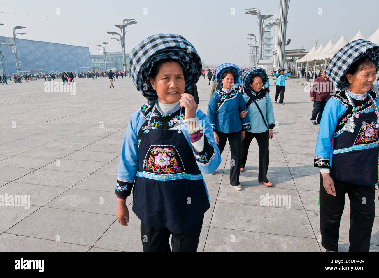 Les femmes en costume régional visiter le Parc olympique - Stade olympique de Beijing, Chine Banque D'Images