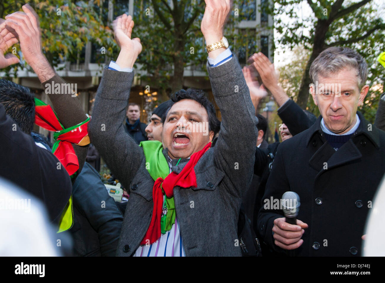 Londres, 23 novembre 2011. Chant de la foule lors d'un discours prononcé par Stop The War Coalition, Chris Nineham, droit, après une marche de Downing Street à l'ambassade des Etats-Unis pour protester contre les attaques de drones qui tuent des civils innocents. Crédit : Paul Davey/Alamy Live News Banque D'Images