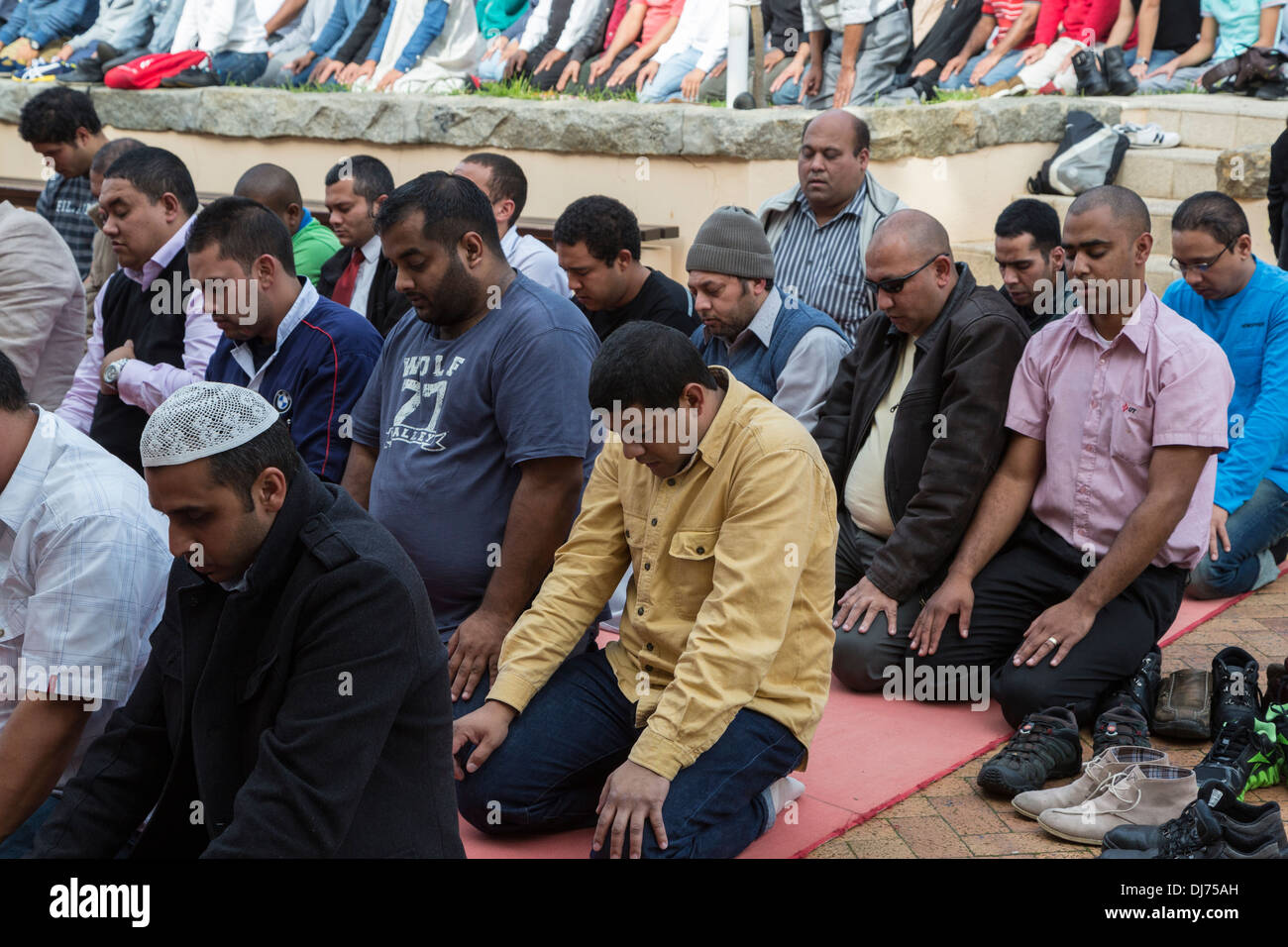 L'Afrique du Sud, Cape Town, District Six. Overflow foule prie dans la cour de la mosquée Al-Azhar pour les prières du vendredi midi. Banque D'Images