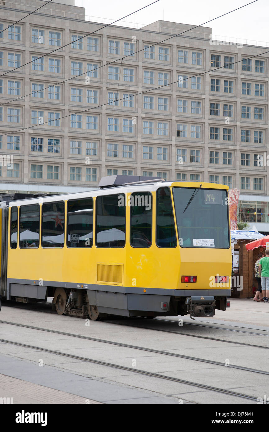 Tramway jaune à la place Alexanderplatz, Mitte, Berlin, Allemagne Banque D'Images