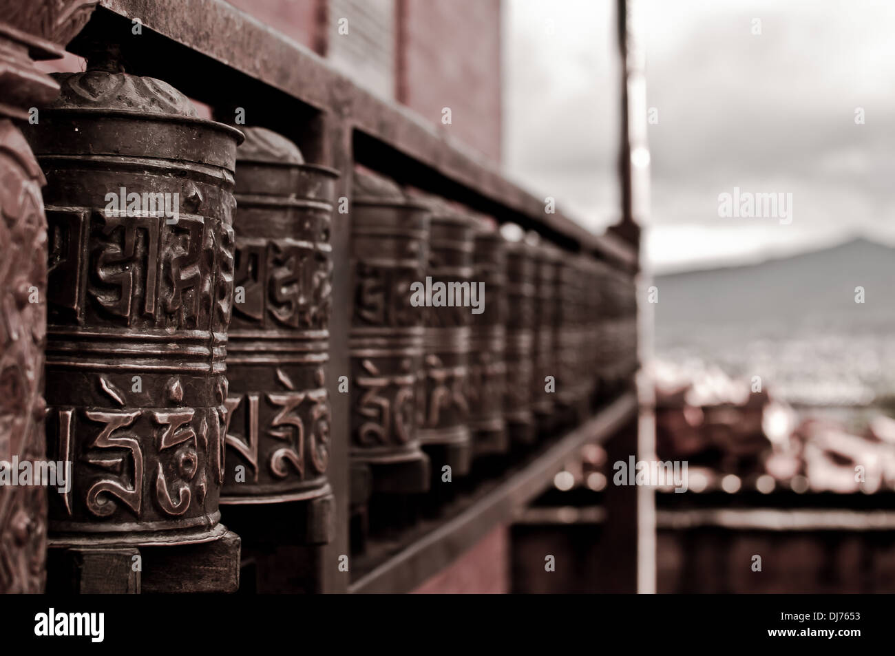 Roues de prière près du lac Manasarovar au Tibet au monastère de Gossul. Banque D'Images