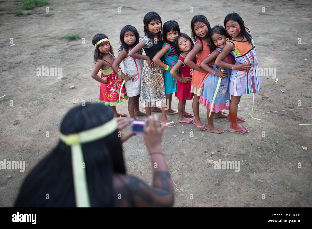 6 mai 2013 - Poti-Kro, Para, Brésil - Xikrin filles posent pour un portrait au cours d'un festival. Xikrin personnes vivent sur l'Bacaja, un affluent de la rivière Xingu, où la construction du barrage de Belo Monte est à la pointe de la construction. Certains scientifiques affirment que le niveau d'eau du Bacaja diminue rapidement en raison du barrage. (Crédit Image : © Taylor Weidman/ZUMA/ZUMAPRESS.com) fil Banque D'Images