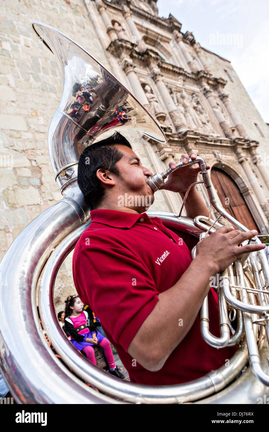 Un groupe joue pendant le jour de la fête des morts connus en espagnol comme día de muertos à Oaxaca, au Mexique. Banque D'Images