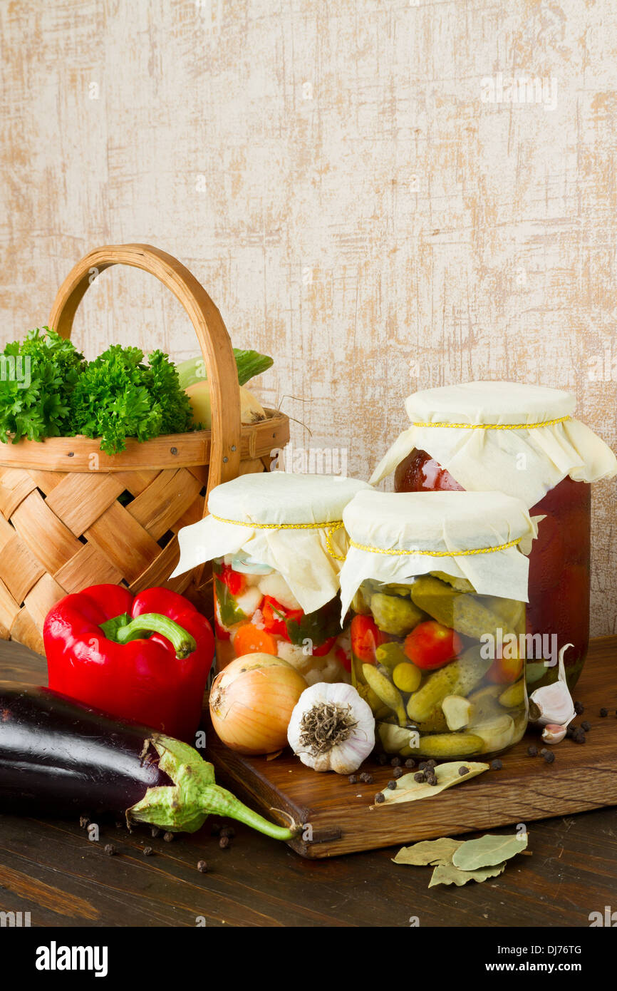 Pots de légumes marinés sur table de cuisine Banque D'Images