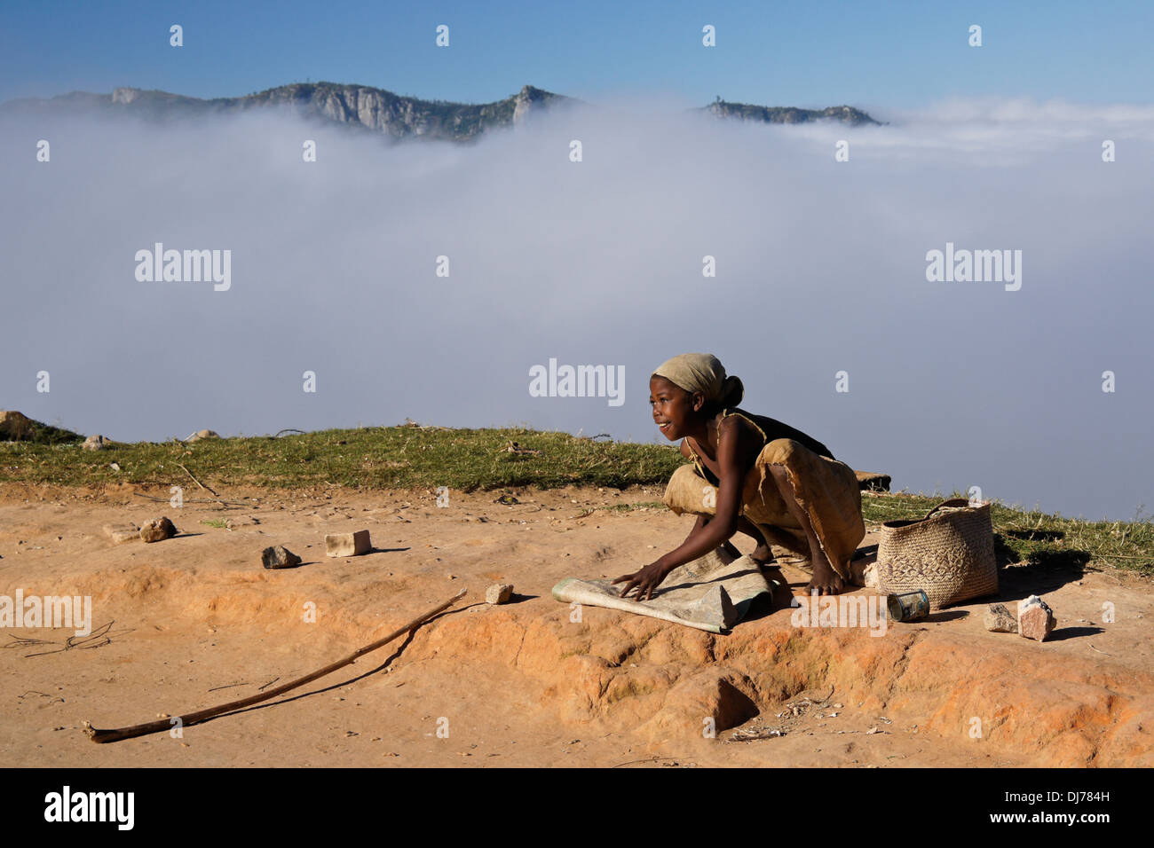 Jeune fille malgache la vente des arachides sur la route, le brouillard s'valley, Fianarantsoa, Madagascar Banque D'Images