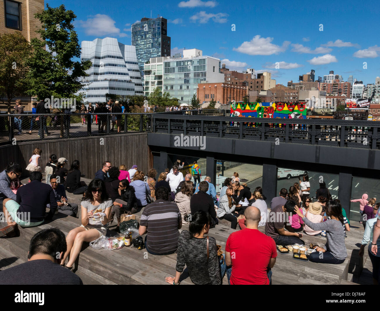 Visiteurs détente sur le parc High Line, NYC Banque D'Images