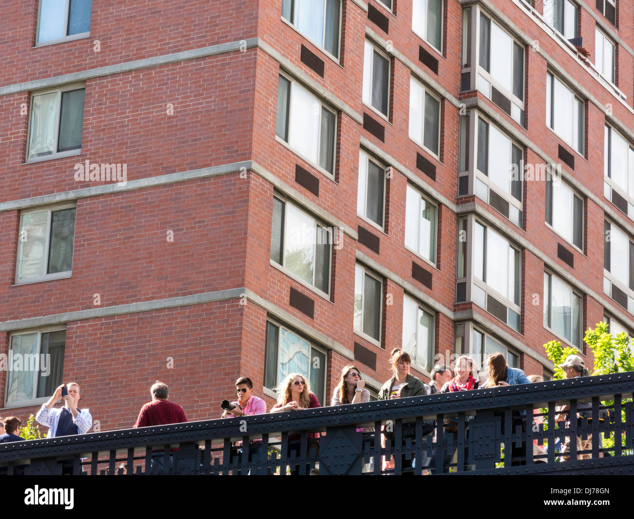 Les touristes sur le parc High Line, 23rd Street, New York, USA Banque D'Images