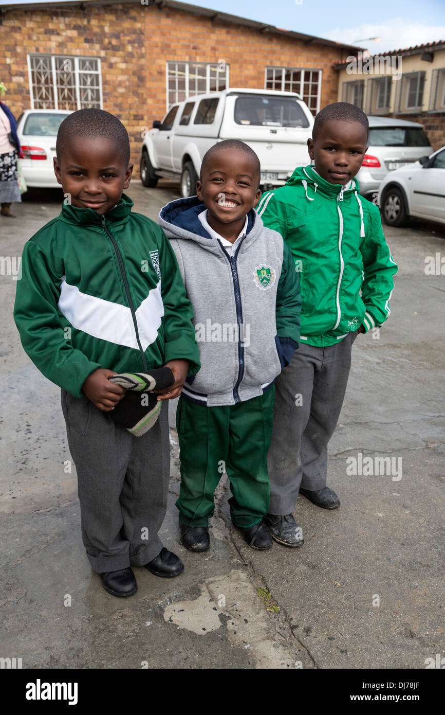 L'Afrique du Sud, Cape Town, le canton de Nyanga. Trois garçons à John Pama, l'école primaire publique. Banque D'Images