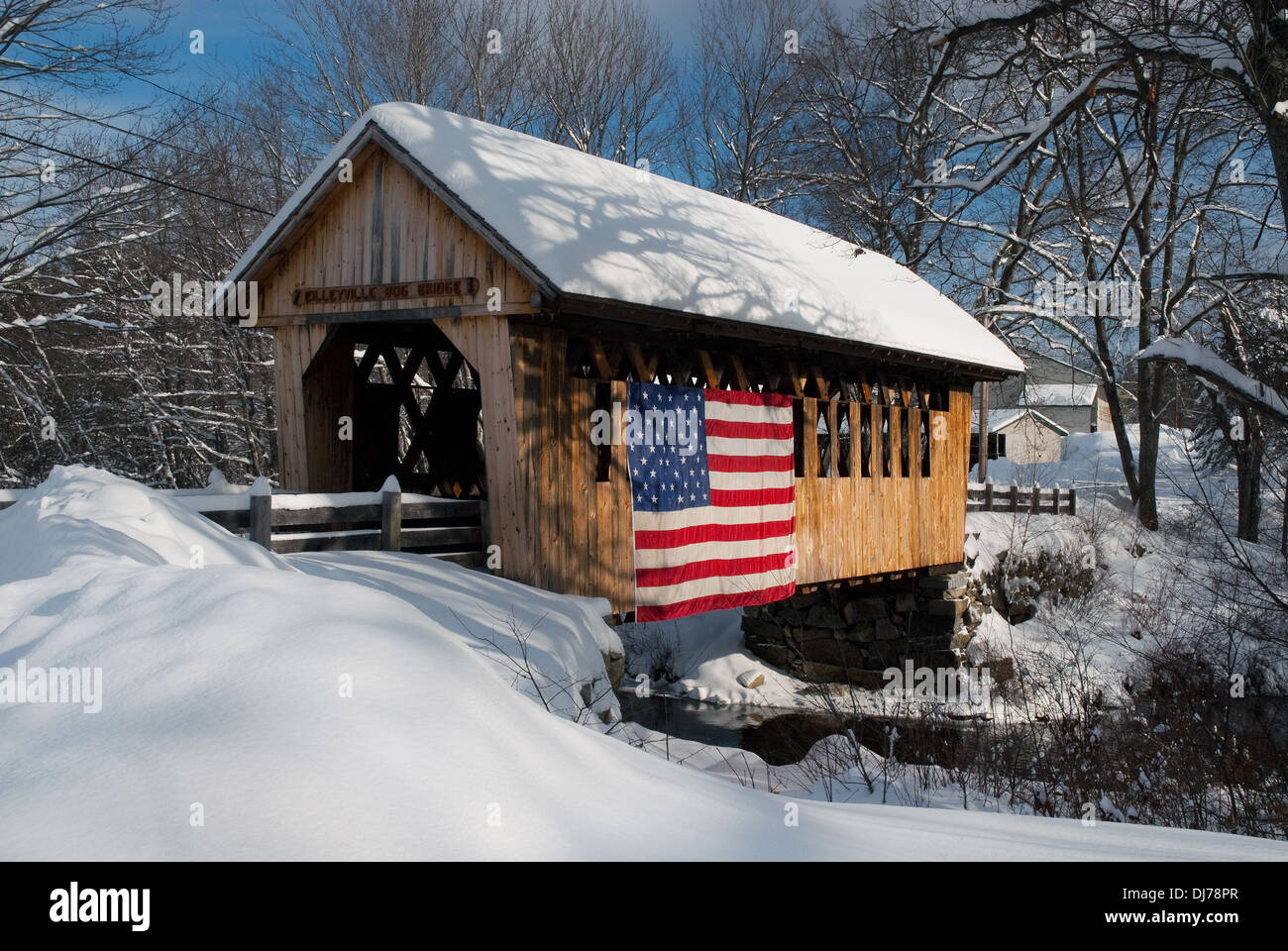 Pont couvert de neige affiche le patriotisme dans le New Hampshire. Banque D'Images