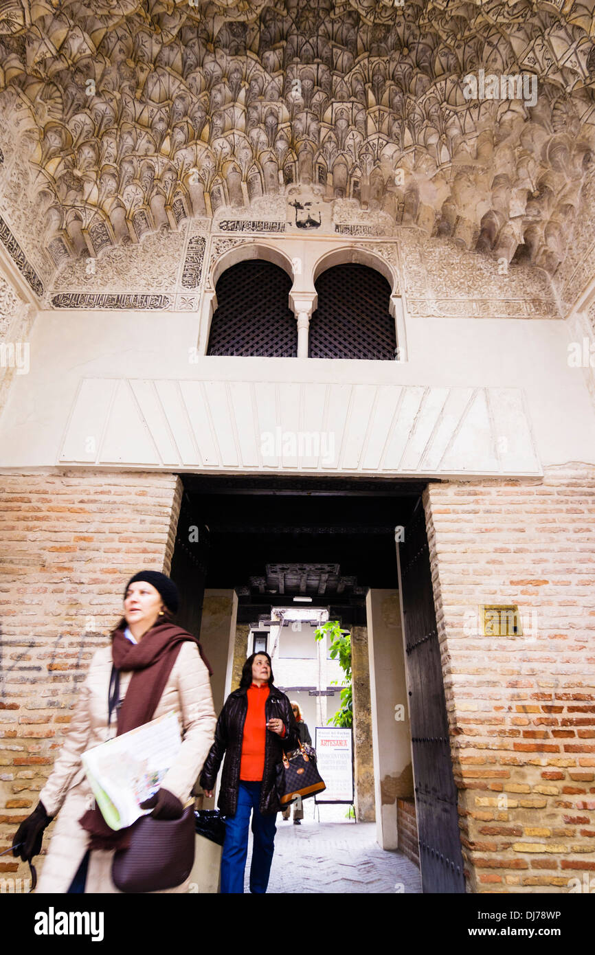 Les touristes au Corral del Carbon, ancien entrepôt de machines hébergeant aujourd'hui un bureau d'information touristique. Granada, Espagne Banque D'Images
