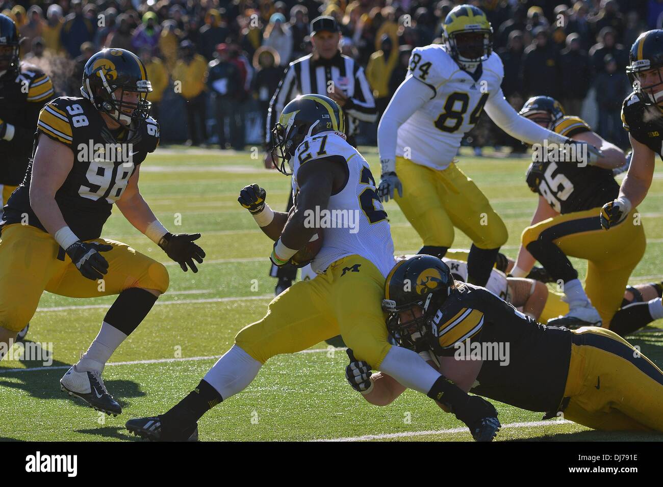 Iowa City, Iowa, États-Unis. 23 nov., 2013. 23 novembre 2013 : Exécution du Michigan retour Derrick Green (27) est abordé par la défensive de l'Iowa s'attaquer à Louis Trinca-Pasat (90) lors d'une grande conférence 10 match de football entre les Wolverines du Michigan et de l'Iowa Hawkeyes joué au Stade Kinnick à Iowa City, Iowa Ia, gagné 24-21. Credit : csm/Alamy Live News Banque D'Images