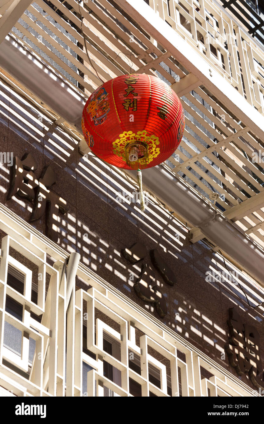 Lanterne et balcon sur Bayard Street, Chinatown, NYC Banque D'Images