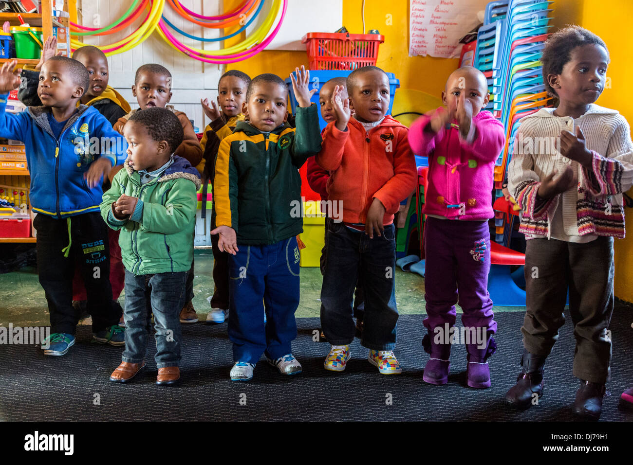 L'Afrique du Sud, Cape Town. Les enfants chantent une chanson dans une garderie pour les jeunes enfants. Banque D'Images