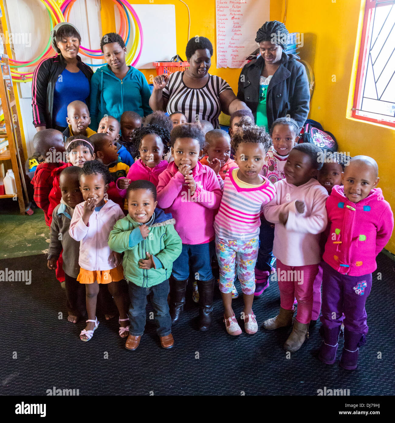 L'Afrique du Sud, Cape Town. Les enseignants et les enfants dans une garderie pour les jeunes enfants. Banque D'Images