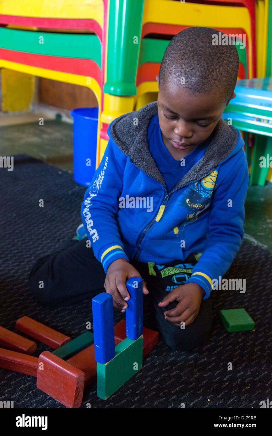 L'Afrique du Sud, Cape Town. Petit bâtiment avec cubes en bois dans une garderie pour les jeunes enfants. Banque D'Images