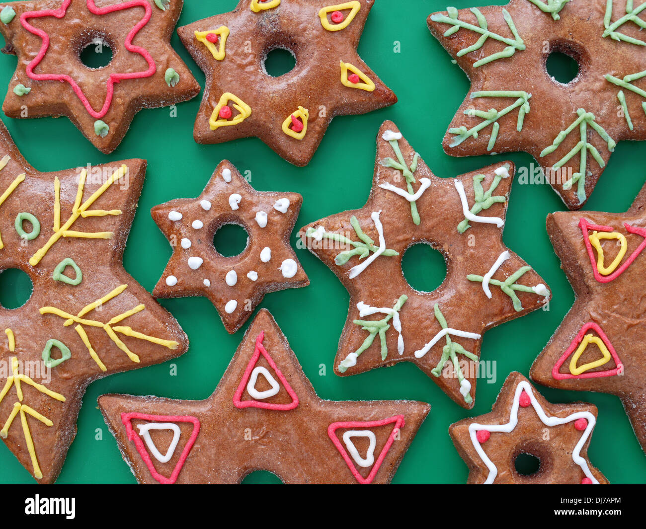 Saison en forme d'étoiles gingerbread cookies shot de dessus sur fond vert Banque D'Images