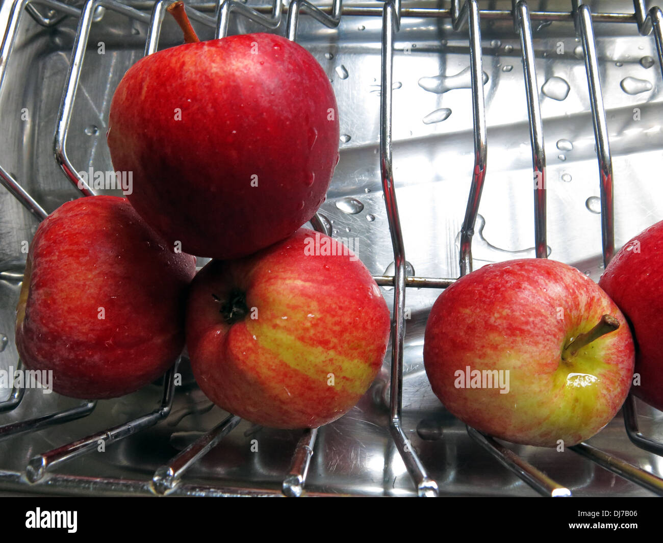 Fraîchement lavés santé pommes rouges sur un égouttoir à une pomme par jour maintient le docteur Parti Banque D'Images