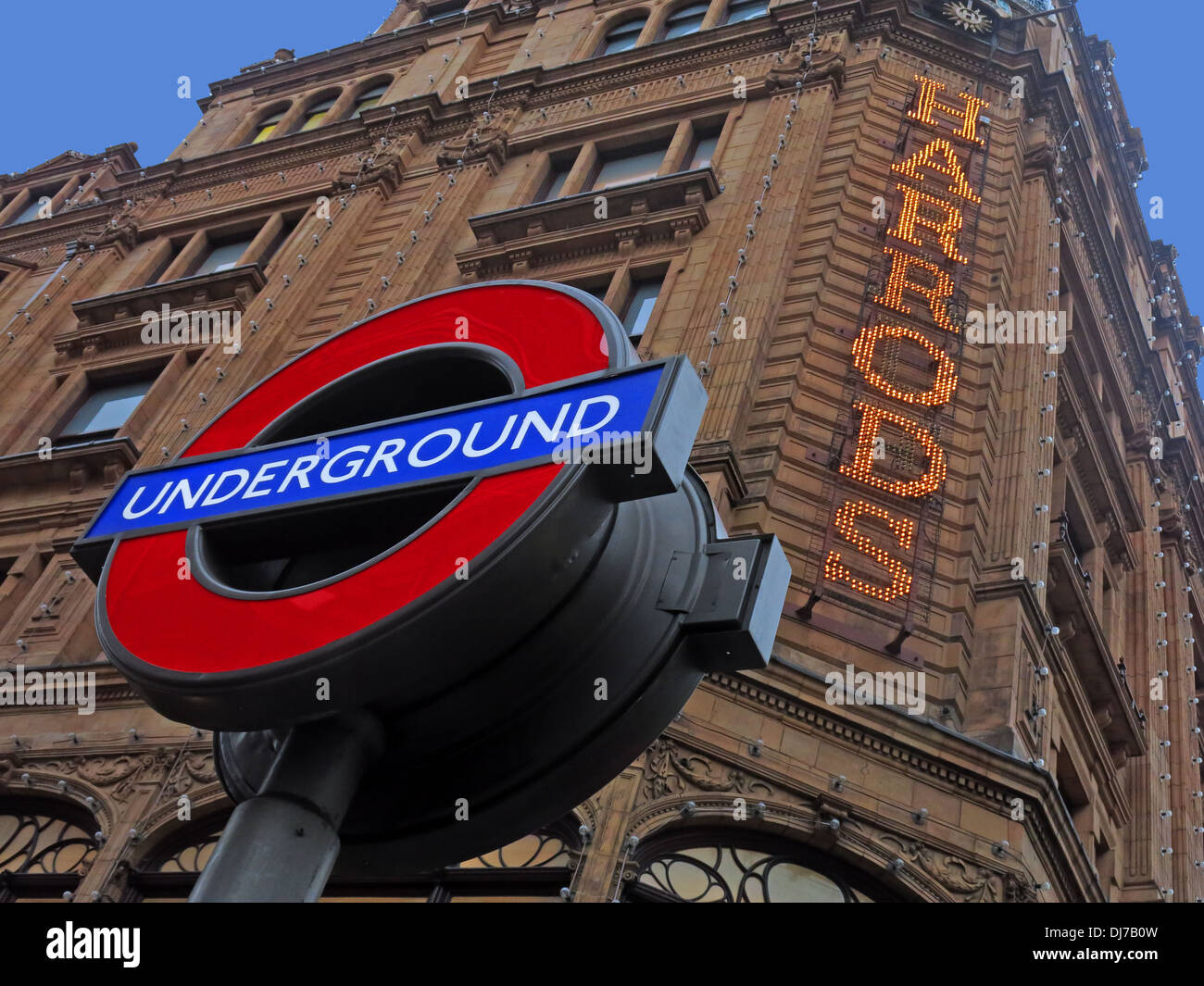 London Underground sign à Harrods Knightsbridge Brompton Road , l'ouest de Londres, en Angleterre, UK at Dusk Banque D'Images