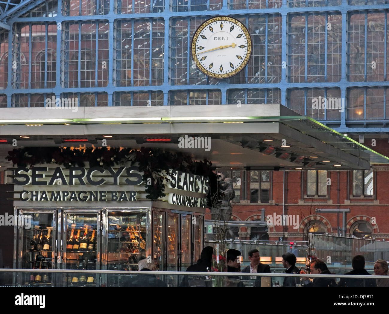 St Pancras Station Interior Camden London England UK, y compris Searcys Champagne bar Banque D'Images