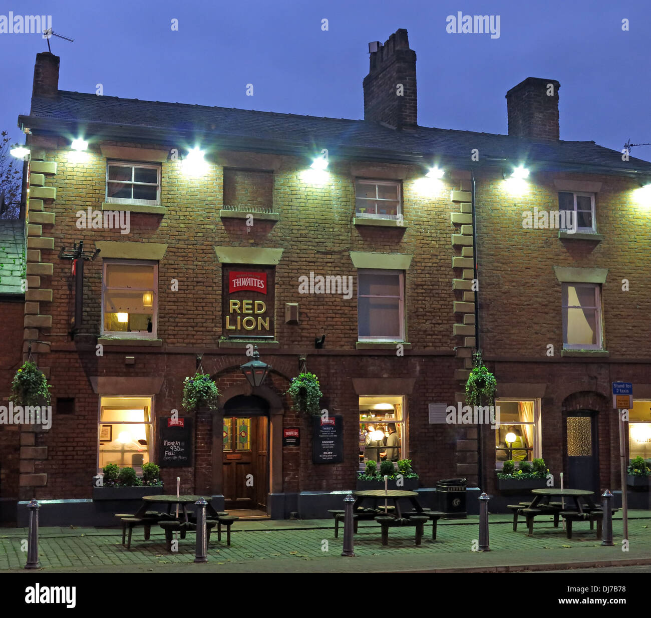 Thwaites Red Lion pub anglais traditionnel à Stockton Heath Warrington, Cheshire, Angleterre, Royaume-Uni au crépuscule Banque D'Images