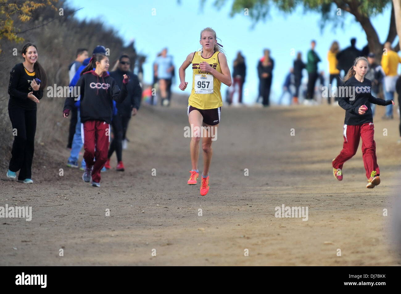 23 novembre 2013 Noyer, CA.Simi Valley High School's Sarah Baxter, un des meilleurs coureurs de filles dans la nation, s'exécute à son quatrième PRIX CAF-Section Sud finale championnat avec un temps de 16:21 à Mt. San Antonio College en noyer, en Californie. Baxter, qui a annoncé la semaine dernière, elle va à l'Université de l'Oregon, a mené son équipe à la section sud-CAF championnat Division 2 et s'exécute dans l'État CAF Rencontrez le Samedi, 30 novembre à Woodward Park à Fresno, Californie. Josh Thompson/Cal Sport Media Banque D'Images