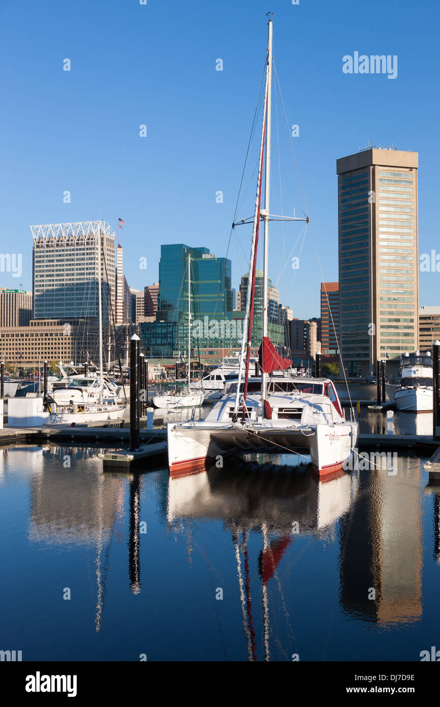 Une partie de l'horizon, y compris le World Trade Center, se reflétant dans les eaux de l'arrière-port de Baltimore (Maryland) Banque D'Images