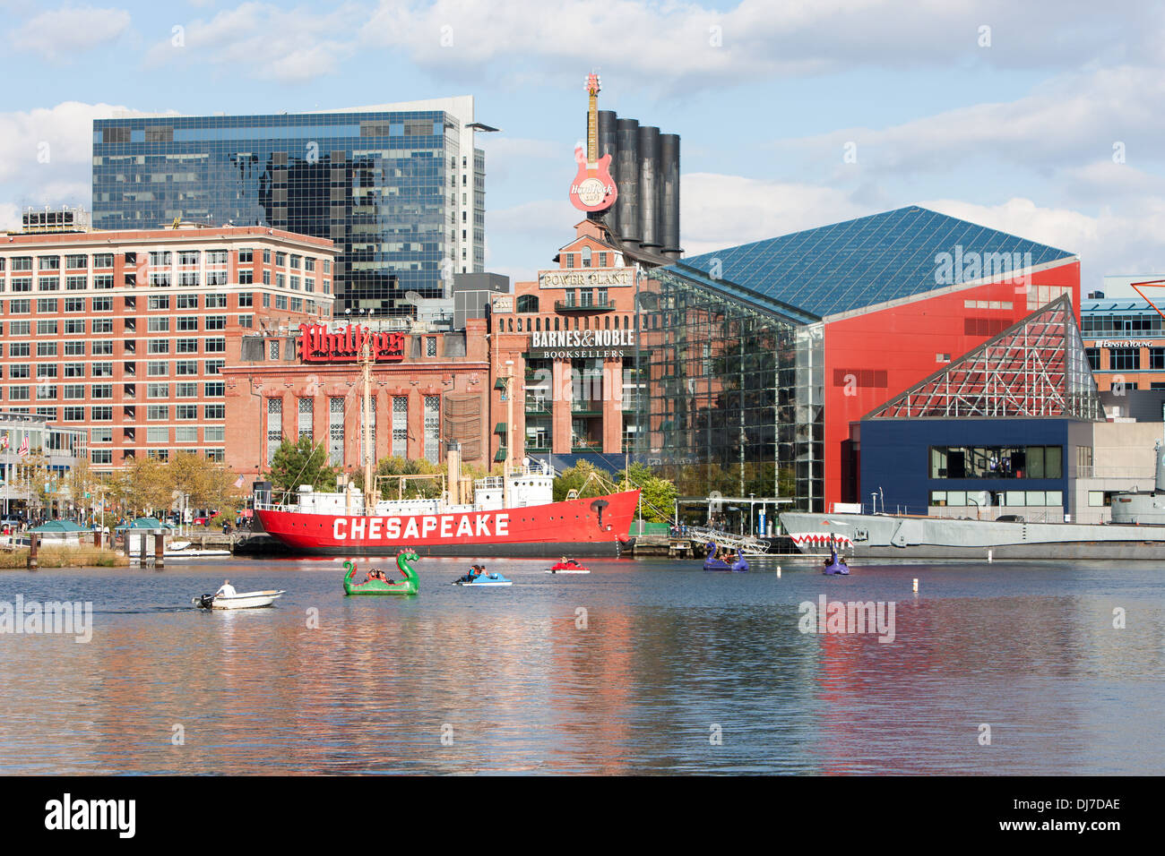 Les touristes profiter des bateaux à aube près de l'Aquarium National et Lightship Chesapeake dans le port intérieur de Baltimore, Maryland. Banque D'Images