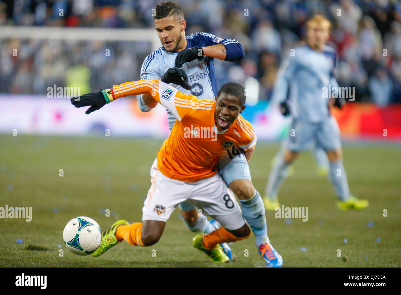 Le 23 novembre 2013 - 23 novembre 2013 : Dom Dwyer # 14 de la Sporting KC) note les Kofi Sarkodie # 8 de la Houston dynamo contre le / dans le X de la moitié au cours de la demi-finale de la MLS le 23 novembre 2013 à Sporting Park à Kansas City, Kansas. Banque D'Images