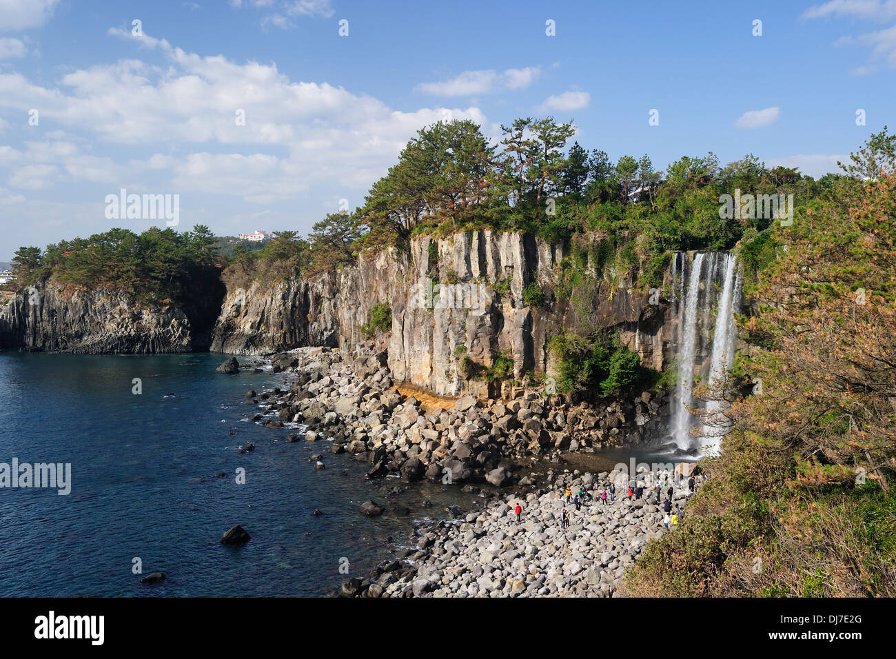 jeju-jeongbang-waterfall-cascade-banque-de-photographies-et-d-images