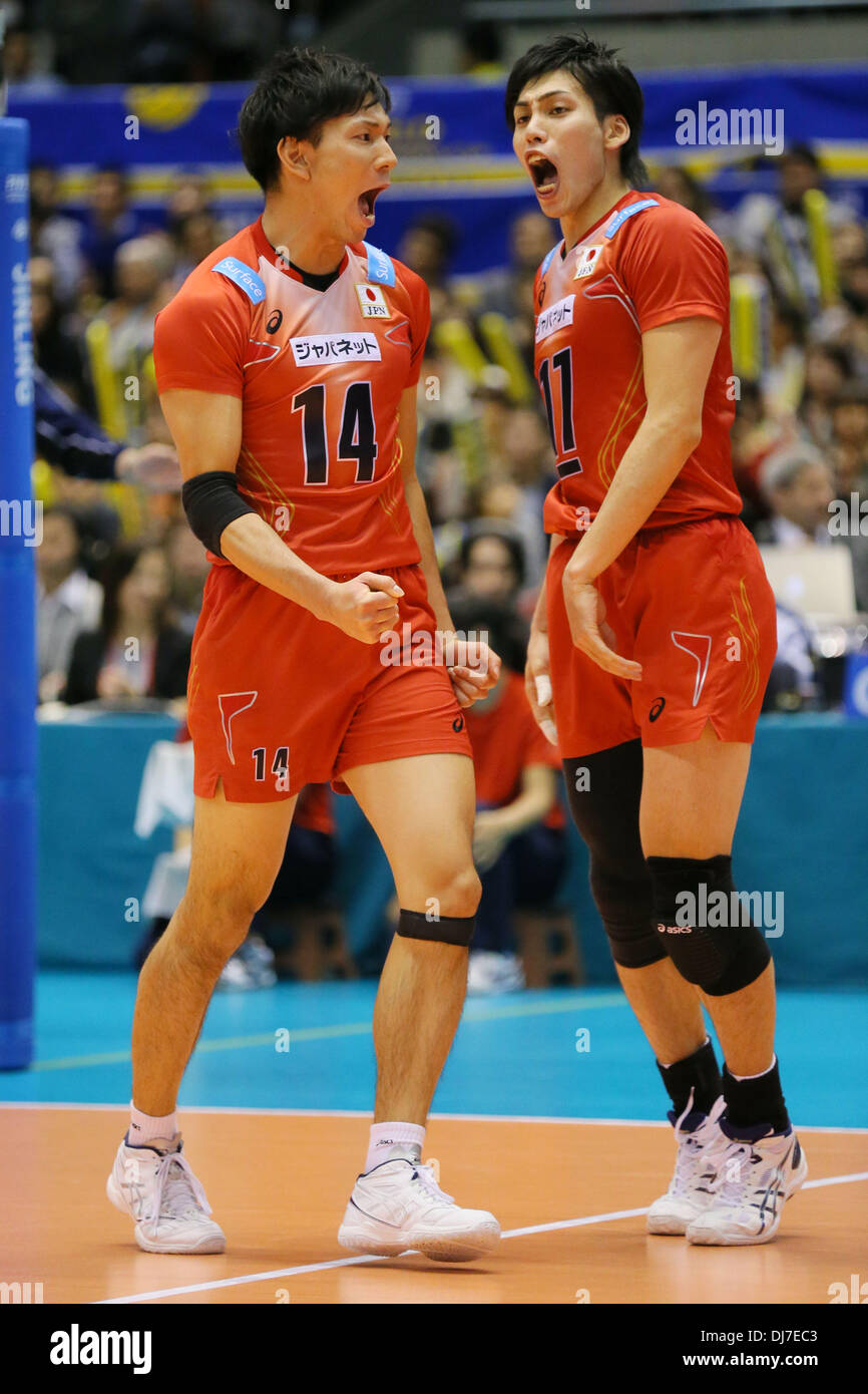 Tokyo Metropolitan Gymnasium, Tokyo, Japon. 23 nov., 2013. (L à R) Tatsuya Fukuzawa, Yu Koshikawa (JPN), le 23 novembre 2013 - Volley-ball : FIVB World Grand Champions Cup Men's match Japon 0-3 l'Italie au Tokyo Metropolitan Gymnasium, Tokyo, Japon. Credit : Yusuke Nakanishi/AFLO SPORT/Alamy Live News Banque D'Images