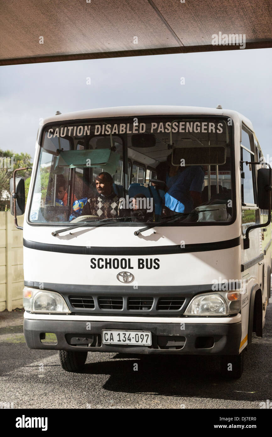 L'Afrique du Sud, Cape Town. Autobus scolaire pour patients handicapés, centre de soins spéciaux lever du soleil. Banque D'Images