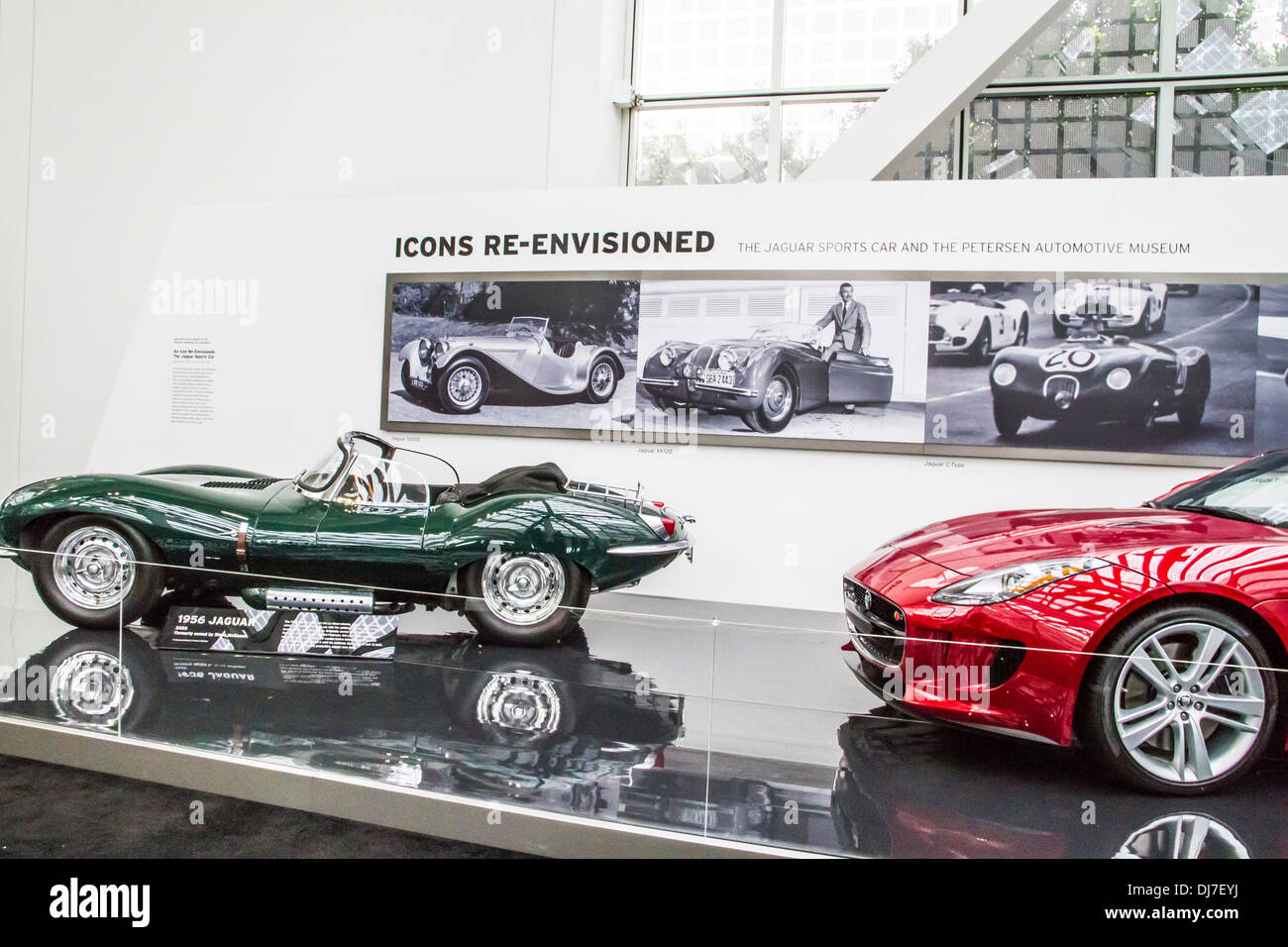 Le Jaguar XKSS Steve McQueen et la nouvelle Jaguar F type au 2013 Los Angeles International Auto Show Banque D'Images