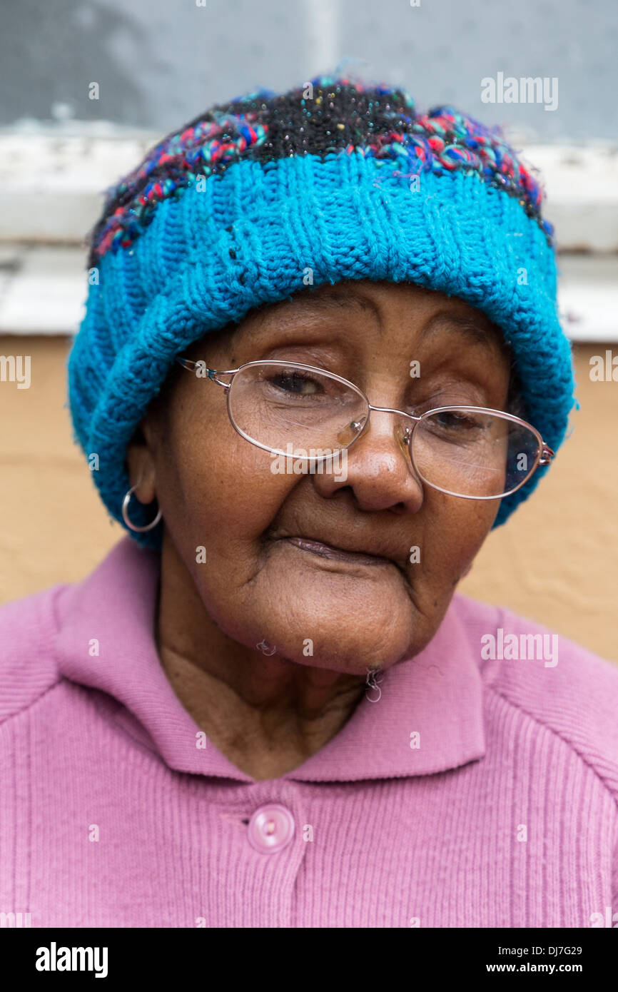L'Afrique du Sud, Cape Town. Femme âgée vivant dans une résidence-services, Noé Chambre. Banque D'Images
