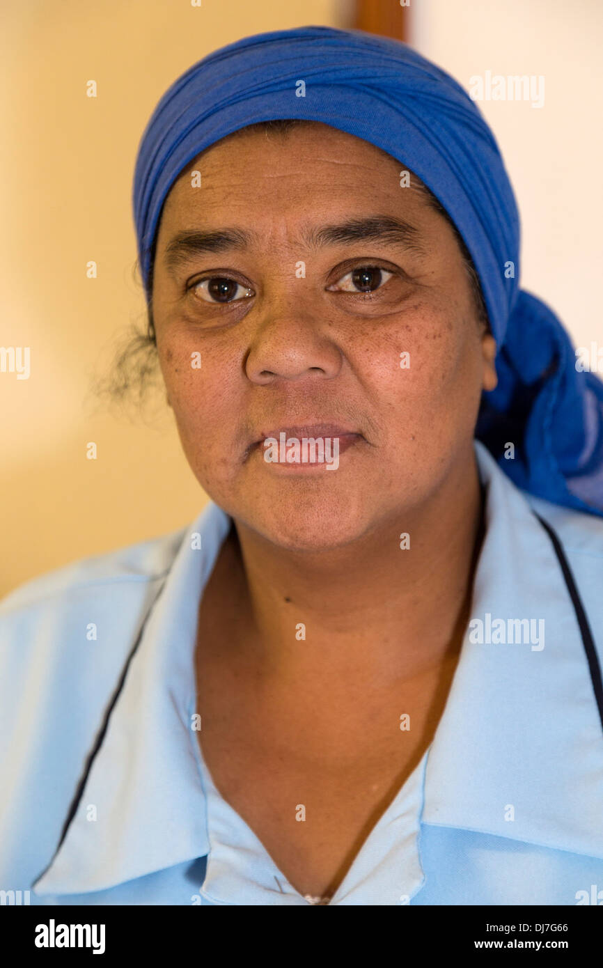 L'Afrique du Sud, Cape Town. Femme infirmière dans une résidence-services, Noé Chambre. Banque D'Images