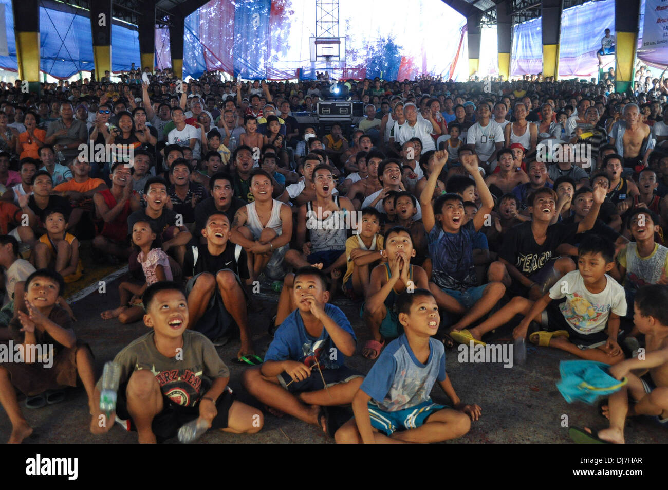 Manille, Philippines. 24 nov., 2013. Fans philippins cheer au cours de la fonction publique de l'affichage en temps réel via le satellite de Manny Pacquiao et Brandon Rios lutte, tenue à l'intérieur d'une cour couverte à Sta. Cruz, Manille le 24 novembre 2013.Photo : George Calvelo/NurPhoto crédit : George Calvelo/NurPhoto ZUMAPRESS.com/Alamy/Live News Banque D'Images